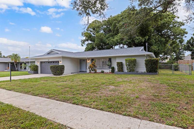 2 bedroom Single Family Residence at 1011 Macrae Avenue, Ambleside 2nd Add, Clearwater — photo 2