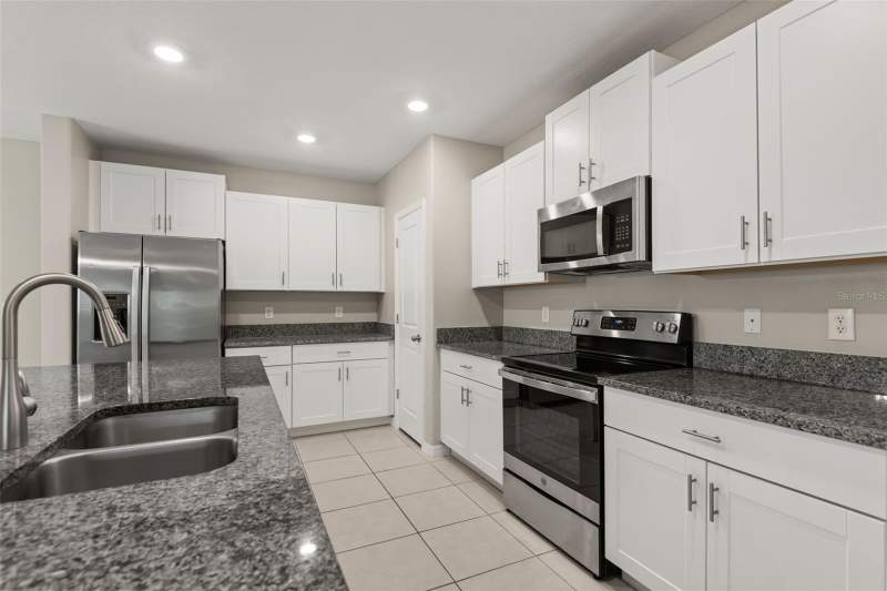 6 bedroom Single Family Residence at 509 Royal Empress Drive, Glencove/Baypark Ph 2, Ruskin — photo 3