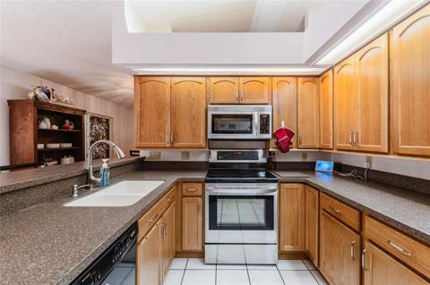 301 Louis Edward Court, Lakeland FL - photo 7 of 33
