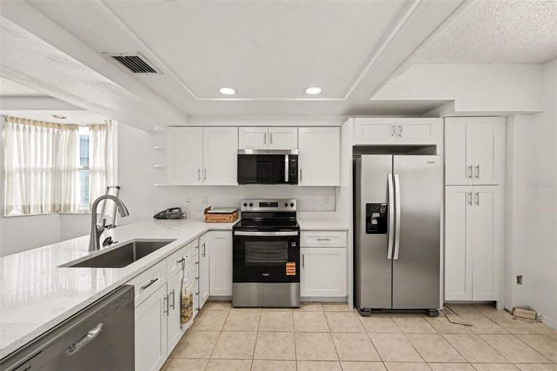 2 bedroom Condominium at 6205 Shoreline Drive #1106, The Shores Of Long Bayou III, St Petersburg — photo 3