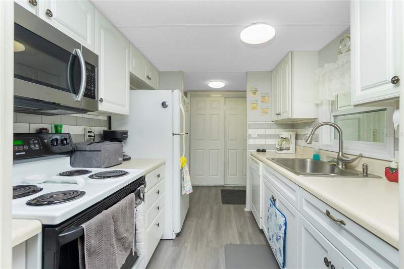 2 bedroom Manufactured Home at 7598 Ratan Circle, Village Holiday Lake, Port Charlotte — photo 3
