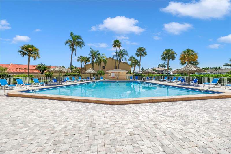 1 bedroom Condominium at 4900 Brittany Drive #205, Bayway Isles Point Brittany Six, St Petersburg — photo 2