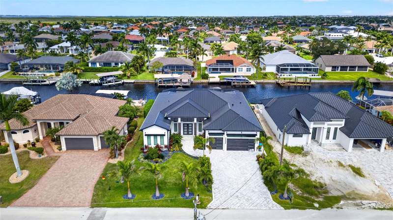 4 bedroom Single Family Residence at 2819 SW 40th Street, Cape Coral, Cape Coral — photo 2