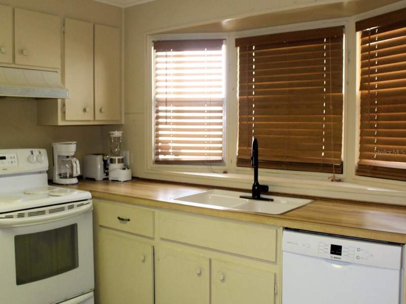 2 bedroom Manufactured Home at 476 Needle Palm Street, Palm Hill Mobile Home Park Unrec, Largo — photo 2