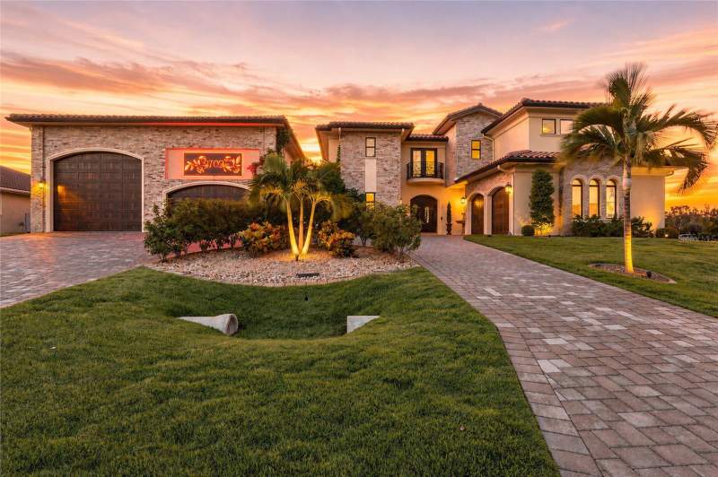 5 bedroom Single Family Residence at 2709 NW 41st Avenue, Cape Coral, Cape Coral — photo 2