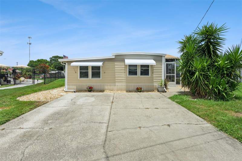 2 bedroom Mobile Home at 30127 Green Bay Drive, Wisconsin Michigan Shores, Tavares — photo 2