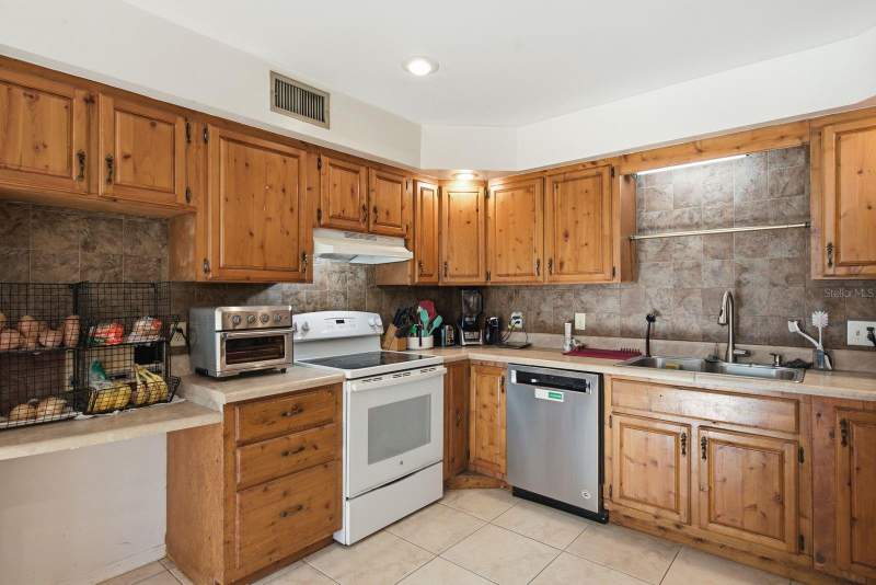 5 bedroom Single Family Residence at 6451 76th Terrace, Pinellas Crest, Pinellas Park — photo 4