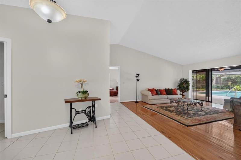 4 bedroom Single Family Residence at 14015 Shady Shores Drive, Lake Magdalene Manors, Tampa — photo 5