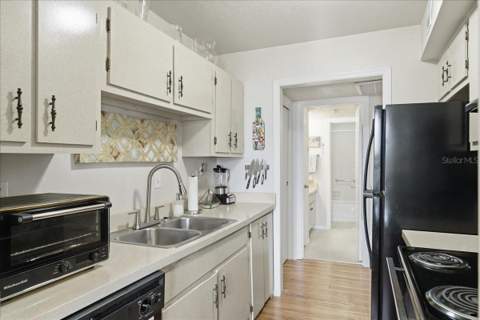 111 Seahorse Drive #B, St Petersburg FL - photo 20 of 63