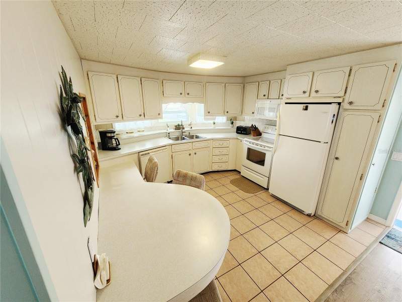 2 bedroom Mobile Home at 603 Cyprus Court, Chateau Village Co-Op, Bradenton — photo 4