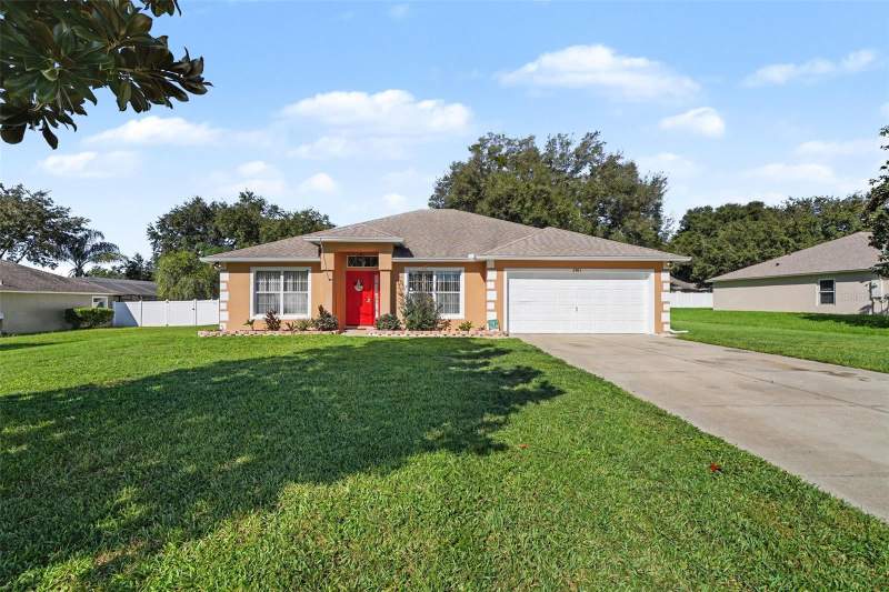 3 bedroom Single Family Residence at 2303 Weathered Wood Drive, Village At Lake Pointe, Leesburg — photo 2