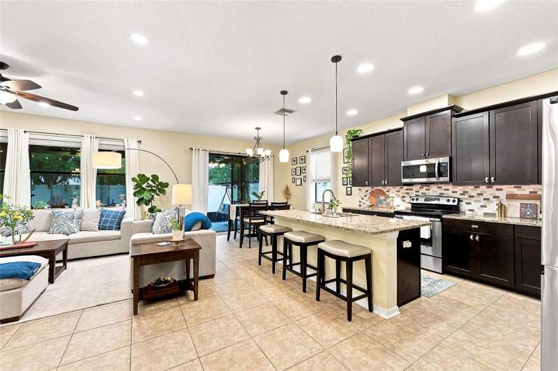 4 bedroom Single Family Residence at 1008 Oakcrest Drive, Misty Ridge Sub, Brandon — photo 4