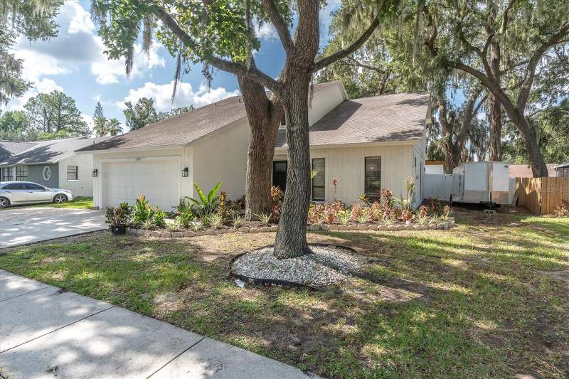 4 bedroom Single Family Residence at 1901 Landside Drive, The Willows Unit 2, Valrico — photo 2