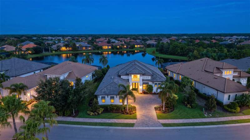 4 bedroom Single Family Residence at 16105 Castle Park Terrace, Country Club East At Lakewd Rnch Vv2, Lakewood Ranch — photo 2