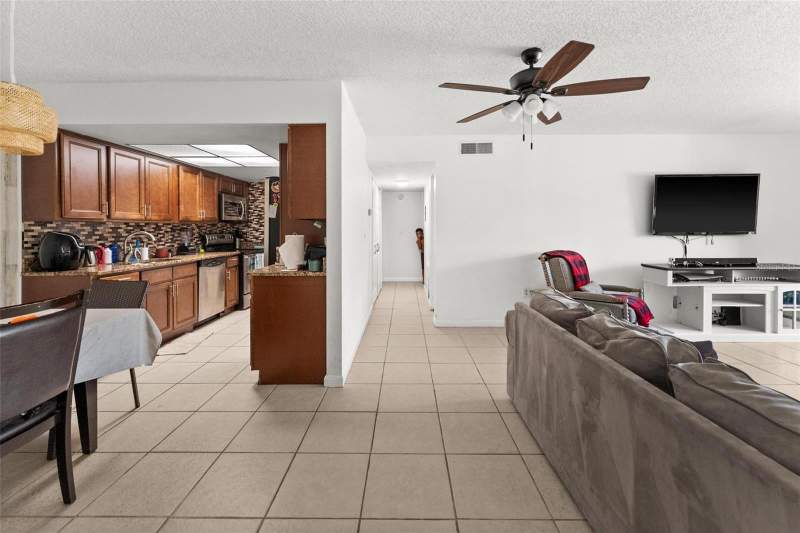 2 bedroom Condominium at 5201 Vineland Road #112, Tamarind, Orlando — photo 3