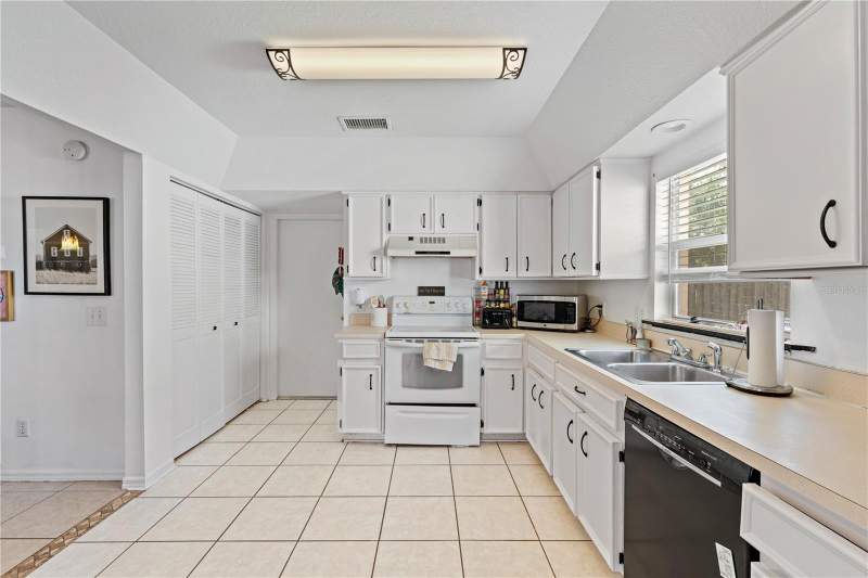 3 bedroom Single Family Residence at 9758 Fox Hollow Road, Pebble Creek Village Unit 7, Tampa — photo 2