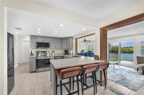 911 Silver Palm Way, Apollo Beach FL - photo 16 of 35