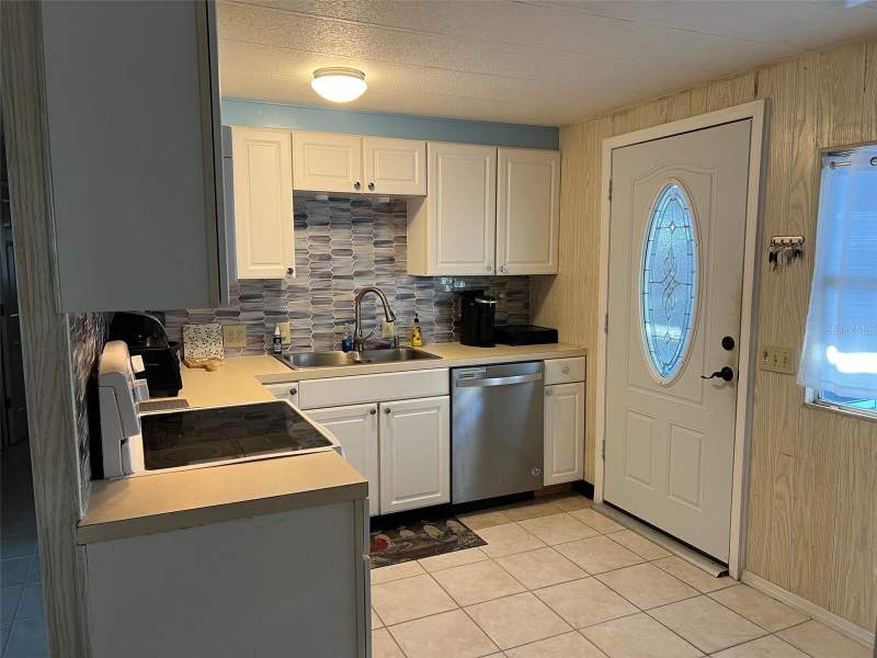 2 bedroom Mobile Home at 220 Royal Palm Circle, Palm Hill Mobile Home Park Unrec, Largo — photo 5
