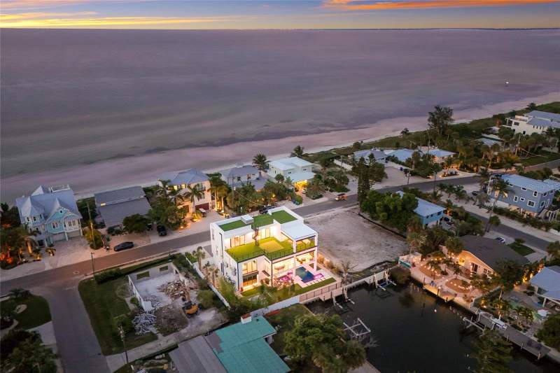 703 S BAY BOULEVARD home for sale in Ilexhurst