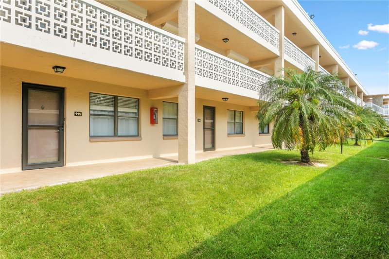 2 bedroom Condominium at 4920 Locust Street #115, Winston Park Northeast, St Petersburg — photo 2