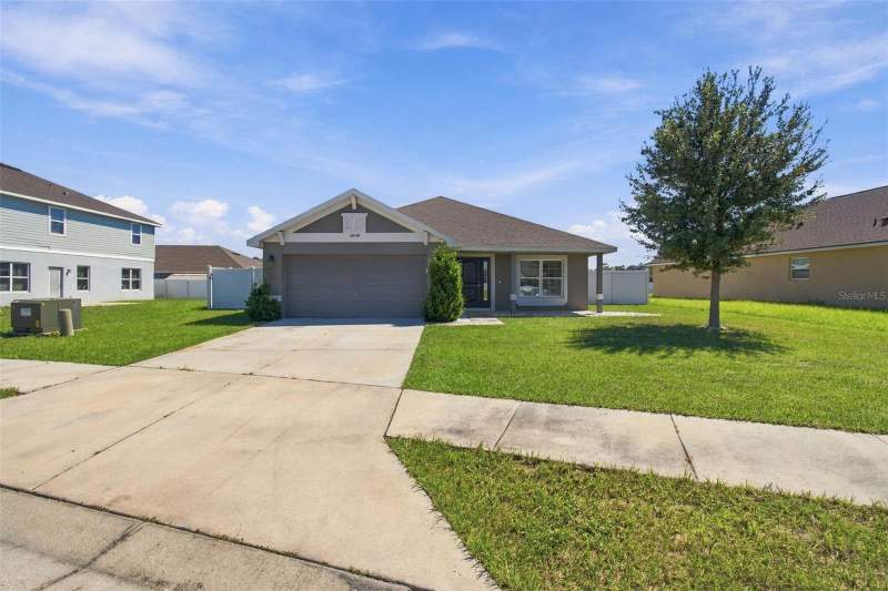 4 bedroom Single Family Residence at 16048 Sawgrass Breeze Avenue, Summer Chase, Hudson — photo 2