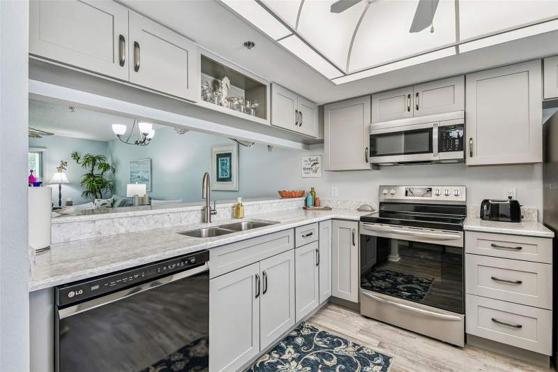 2 bedroom Condominium at 7301 29th Ave Dr W #202, Country Village Condo, Bradenton — photo 3