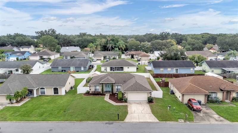 3 bedroom Single Family Residence at 5836 Daughtery Downs Loop, Emerald Pointe, Lakeland — photo 2
