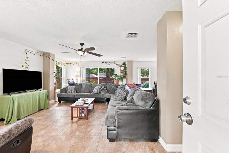 5 bedroom Single Family Residence at 611 Abaco Court, Bass Lake Estates, Kissimmee — photo 2