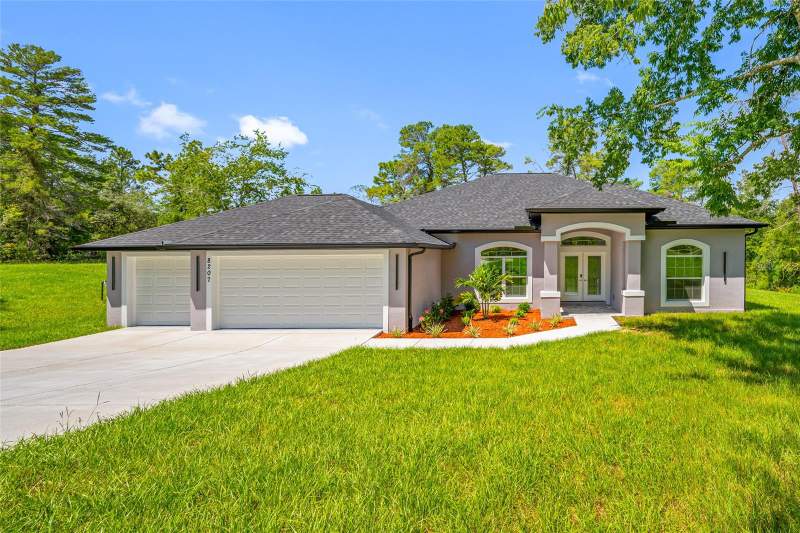 4 bedroom Single Family Residence at 8207 Christopher Lane, Royal Highlands, Weeki Wachee — photo 2