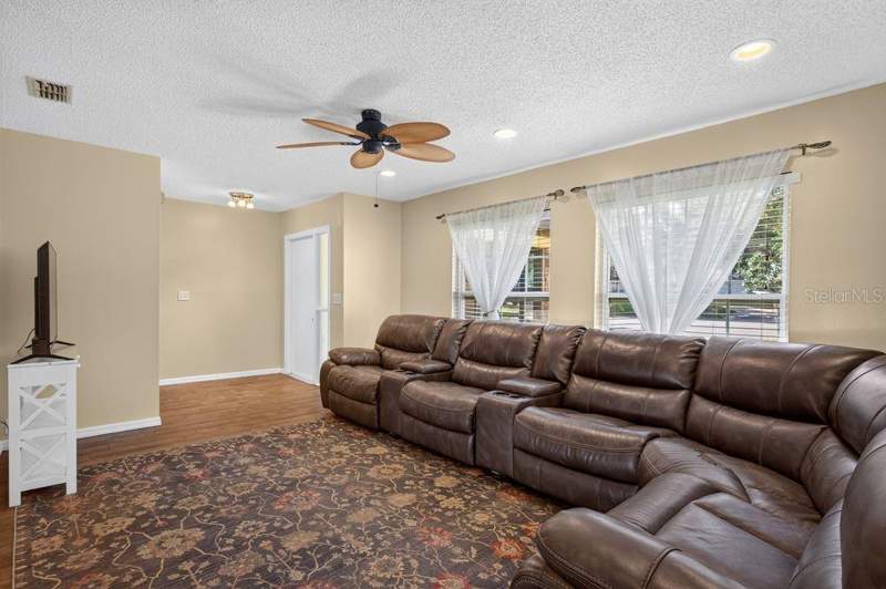 3 bedroom Single Family Residence at 3110 Clovewood Place, Brandon Grvs Sec 1, Seffner — photo 3