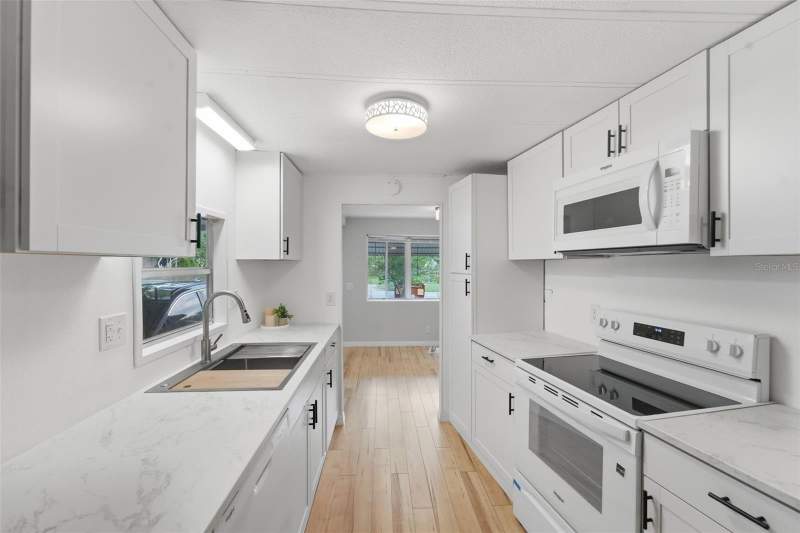3 bedroom Mobile Home at 4128 Woodland Circle, Woodland Manor Mobile Home, Deland — photo 4