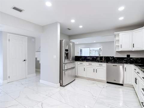 8725 Bay Pointe Drive, Tampa FL - photo 15 of 56