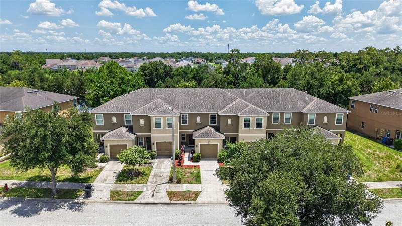 3 bedroom Townhouse at 6710 Holly Heath Drive, Oak Creek Prcl 3, Riverview — photo 2