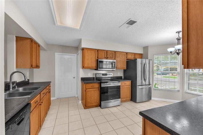 3 bedroom Single Family Residence at 4002 Levonshire Place, Bloomingdale Sec R Unit 3, Valrico — photo 3