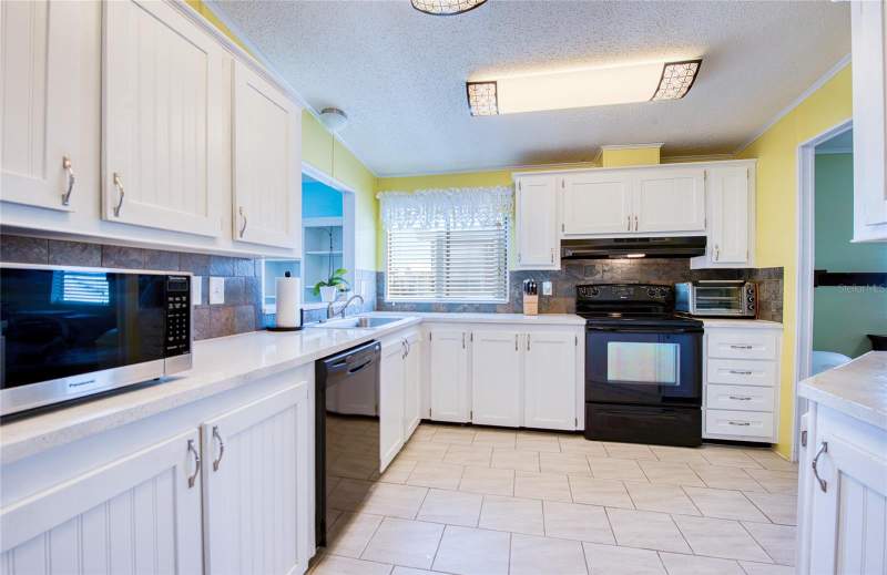 2 bedroom Manufactured Home at 228 Tarpon Lane, Gull-Aire Village, Oldsmar — photo 4