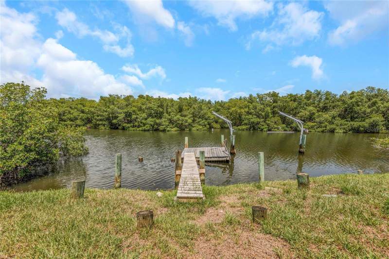 4 bedroom Single Family Residence at 7448 17th Lane, Harbor Isle Unit Two, St Petersburg — photo 2