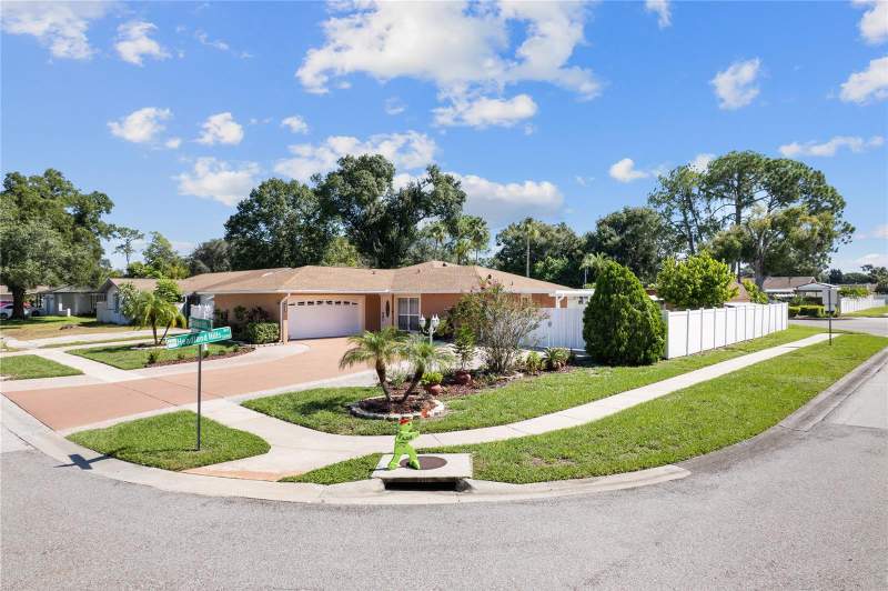 4 bedroom Single Family Residence at 14501 Highland Hills Place, Carrollwood Meadows Unit 1, Tampa — photo 2