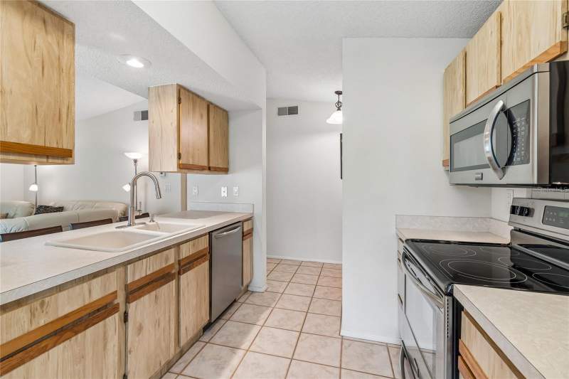 3 bedroom Single Family Residence at 10305 Turkey Oak Drive, The Glen At River Ridge, New Port Richey — photo 2