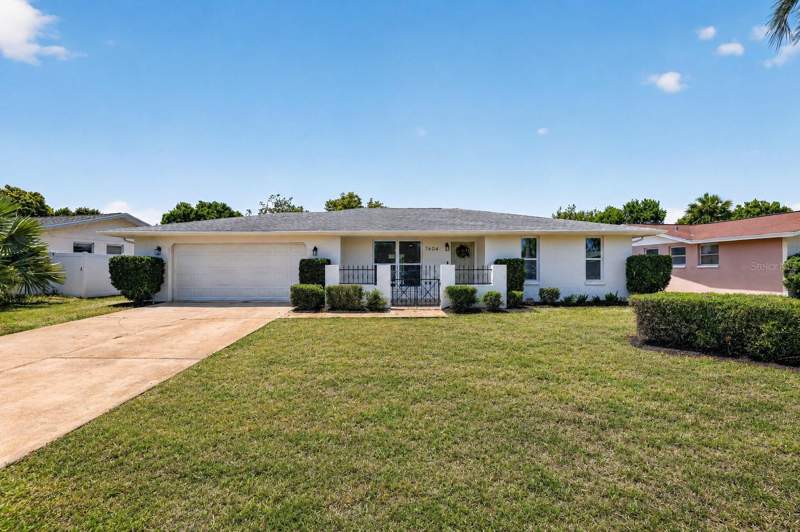 7604 JASMINE BOULEVARD home for sale in Jasmine Lakes