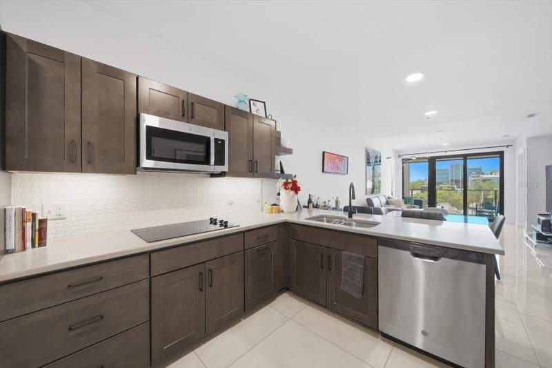 2 bedroom Condominium at 132 Mirror Lake #403, Mirror, The Condo, St Petersburg — photo 5