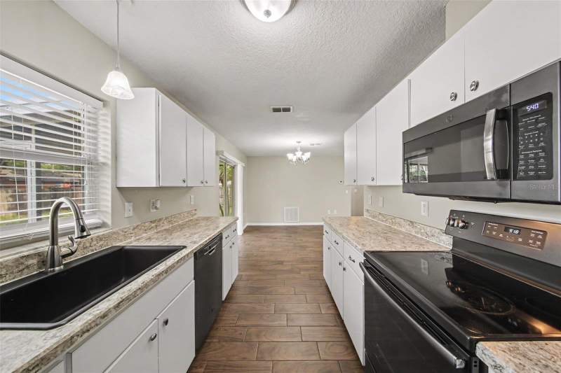 3 bedroom Single Family Residence at 450 Park Glen Drive, Tavares Magnolia Ridge Sub, Tavares — photo 4