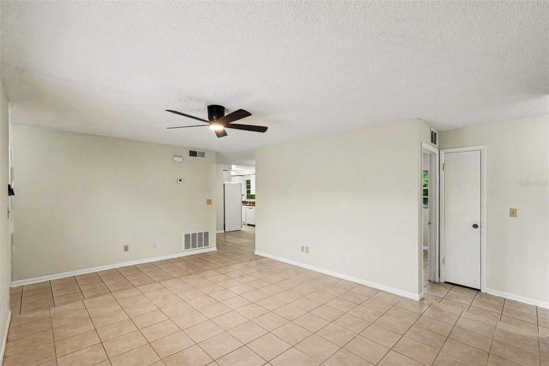 3 bedroom Single Family Residence at 1122 Estatewood Drive, Woodbery Estates First Additio, Brandon — photo 5