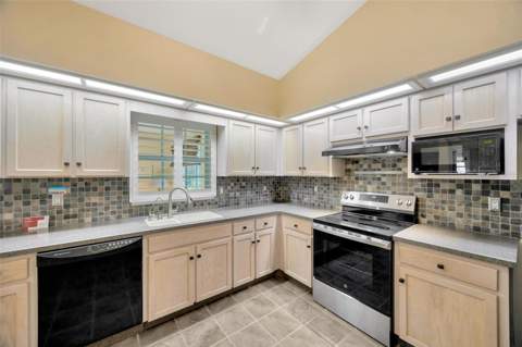 37157 Foxrun Place, Zephyrhills FL - photo 7 of 20