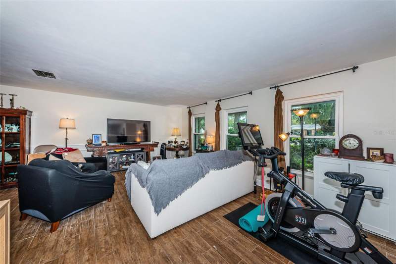 4 bedroom Single Family Residence at 5230 Venetian Boulevard, Shore Acres Pt Rep Of 2nd Rep Of Venice SE, St Petersburg — photo 4