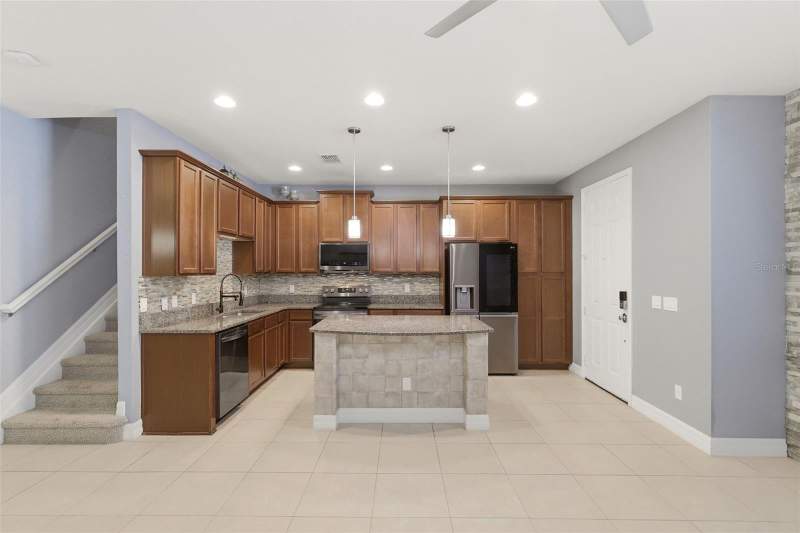 3 bedroom Townhouse at 10016 Eagle Creek Center Boulevard, Eagle Creek Village, Orlando — photo 4