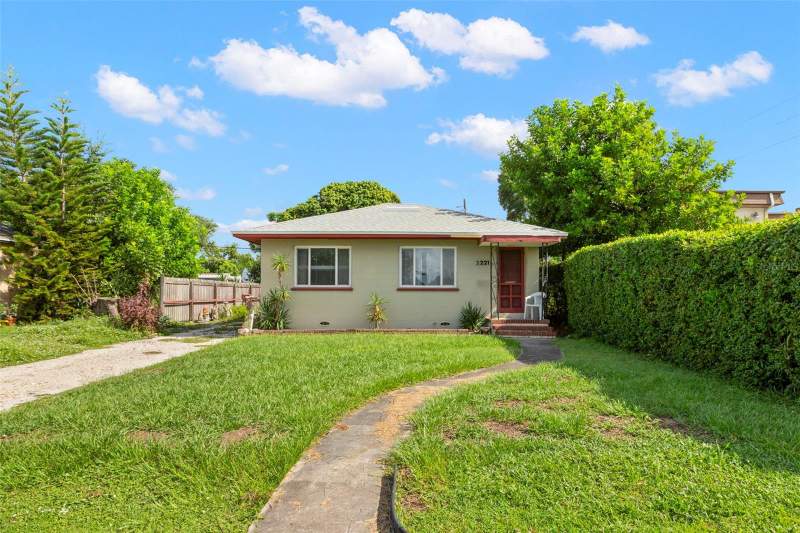 2 bedroom Single Family Residence at 2221 13TH AVENUE, HIGHLAND TERRACE, ST PETERSBURG — photo 2