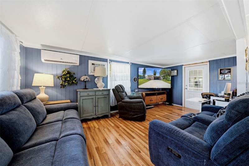 2 bedroom Mobile Home at 6439 Tower Drive, Signal Cove, Hudson — photo 5