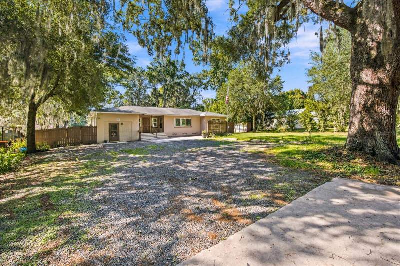 3 bedroom Single Family Residence at 5762 S Agnew Road, Belleview, Belleview — photo 2