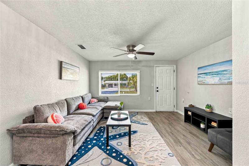 3 bedroom Single Family Residence at 123 Virginia Court, Pine Haven, Englewood — photo 5