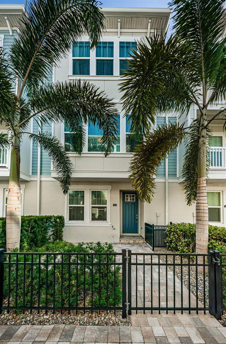 3 bedroom Townhouse at 815 BURLINGTON AVENUE, BURLINGTON TWNHMS REP, ST PETERSBURG — photo 1